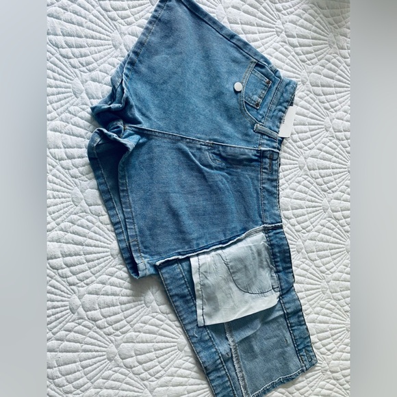 Women's Sz Small Denim Summer Shorts with Flap Detail - Picture 2 of 3